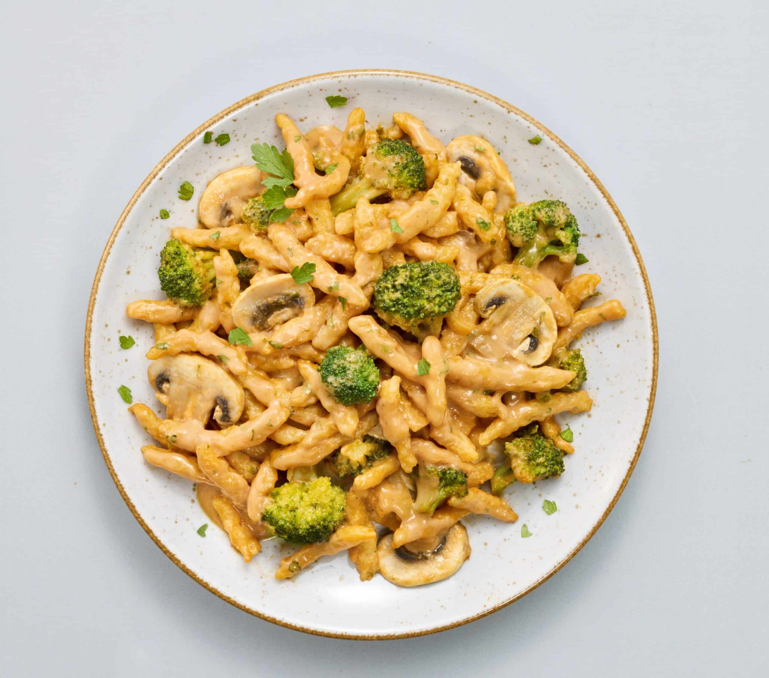 Rahm Spätzle - Gegarte Spätzle mit Brokkoli und Champignons in einer würzigen Rahmsauce (16%). Tiefgefroren.