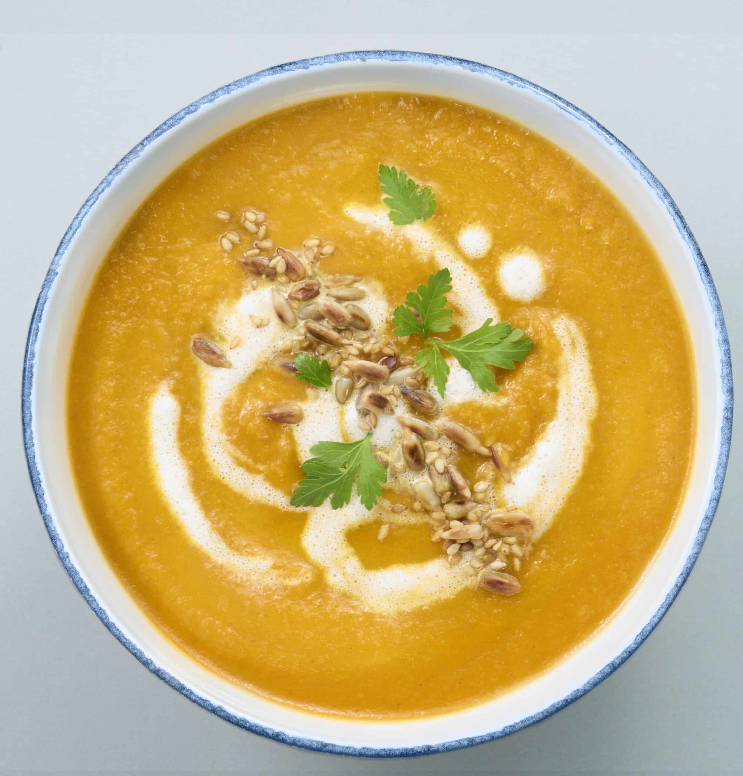 Vegane Bio Möhren-Ingwer Cremesuppe, cremiger Genuss, sattvoll mit Gemüse